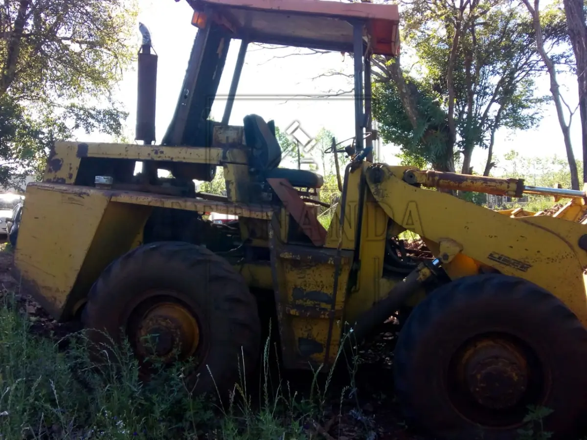 LOTE 003 - Pá carregadeira Michigan modelo 75III