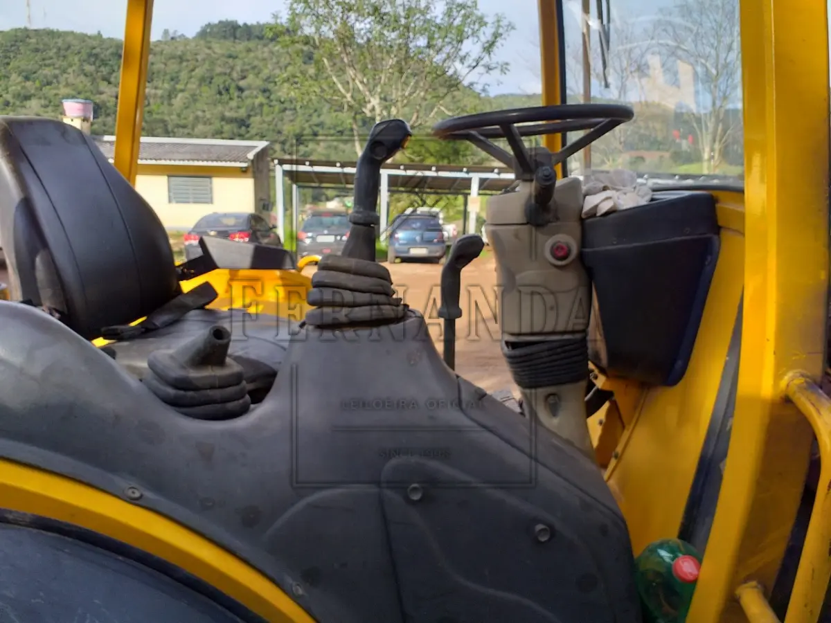 LOTE 004 - Um trator de rodas (retroescavadeira) marca Randon, modelo RK406B, ano de fabricação e modelo 2010, cor amarela, combustível diesel, em regular estado de conservação, funcionando.
