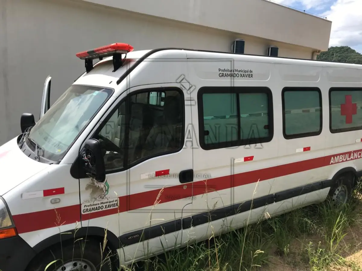 LOTE 002 - Uma ambulância marca Renalt, modelo Master Jaedil, ano de fabricação  2012  e modelo 2013, 114 CV, cor branca, combustível diesel, placa MLE8968, renavem n° 00538773332, chassi 93YADC1L6DJ540641, em regular estado de conservação, funcionando.