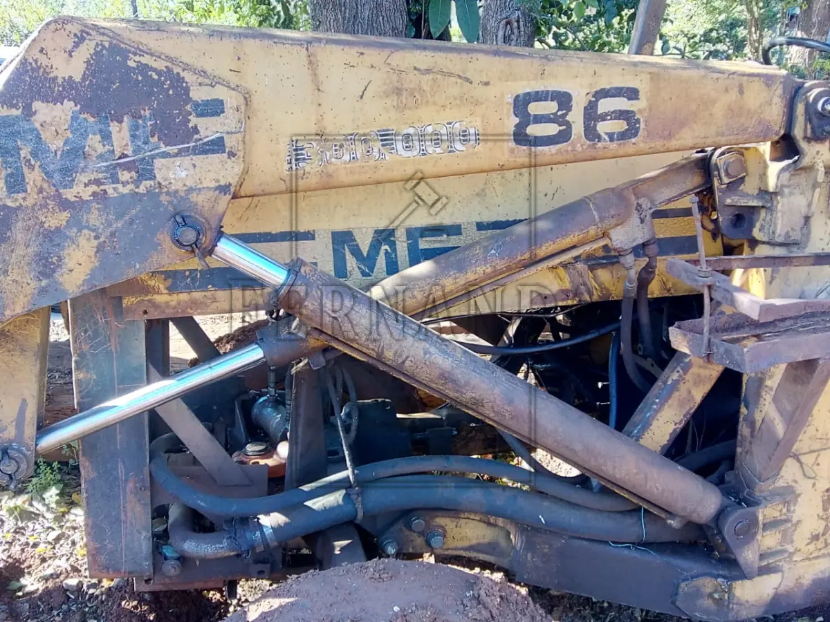 LOTE 004 - Retroescavadeira Massey MF 86