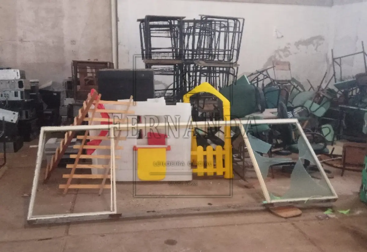 LOTE 031 - Sucatas de móveis diversos, brinquedos, instrumentos musicais, etc.