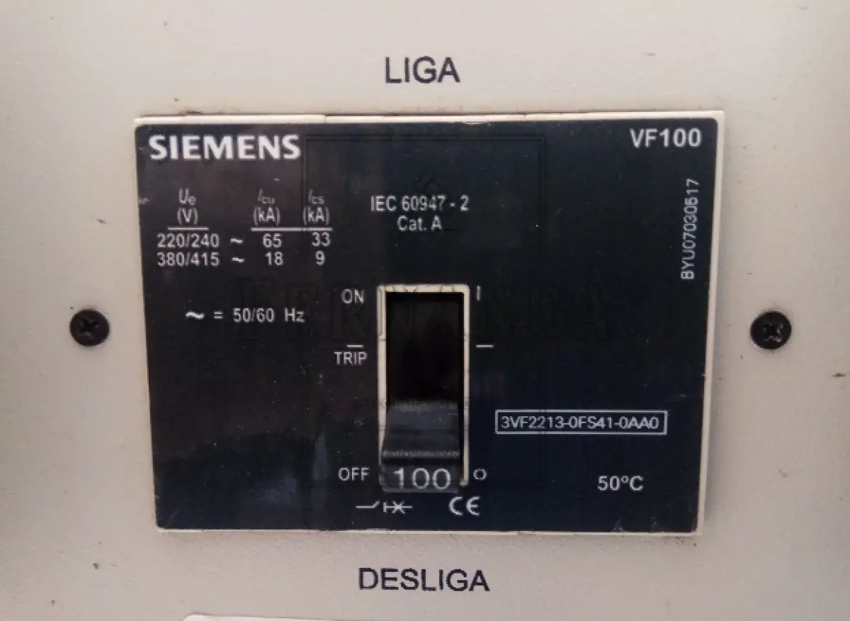 LOTE 032 - Um No-breack Senoidal, microprocessado com baterias equisul
