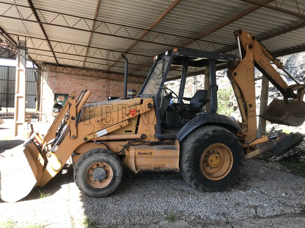 LOTE 016 - Retroescavadeira Case 580L, cor amarela, ano 2002