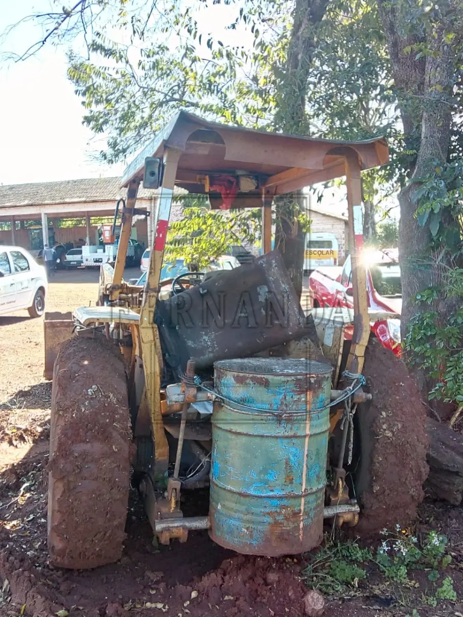 LOTE 004 - Retroescavadeira Massey MF 86