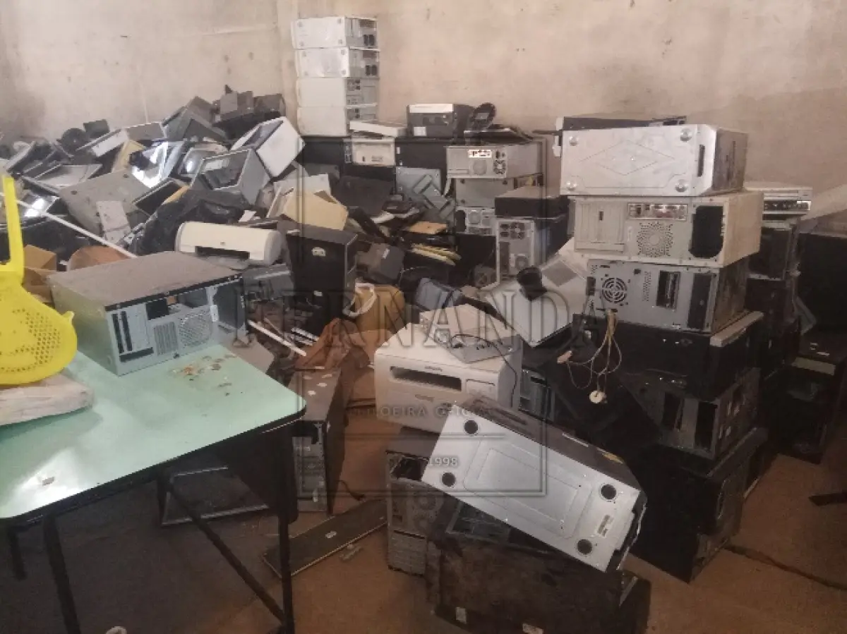 LOTE 030 - Sucatas de eletrônicos, computadores, impressoras, televisão, etc.