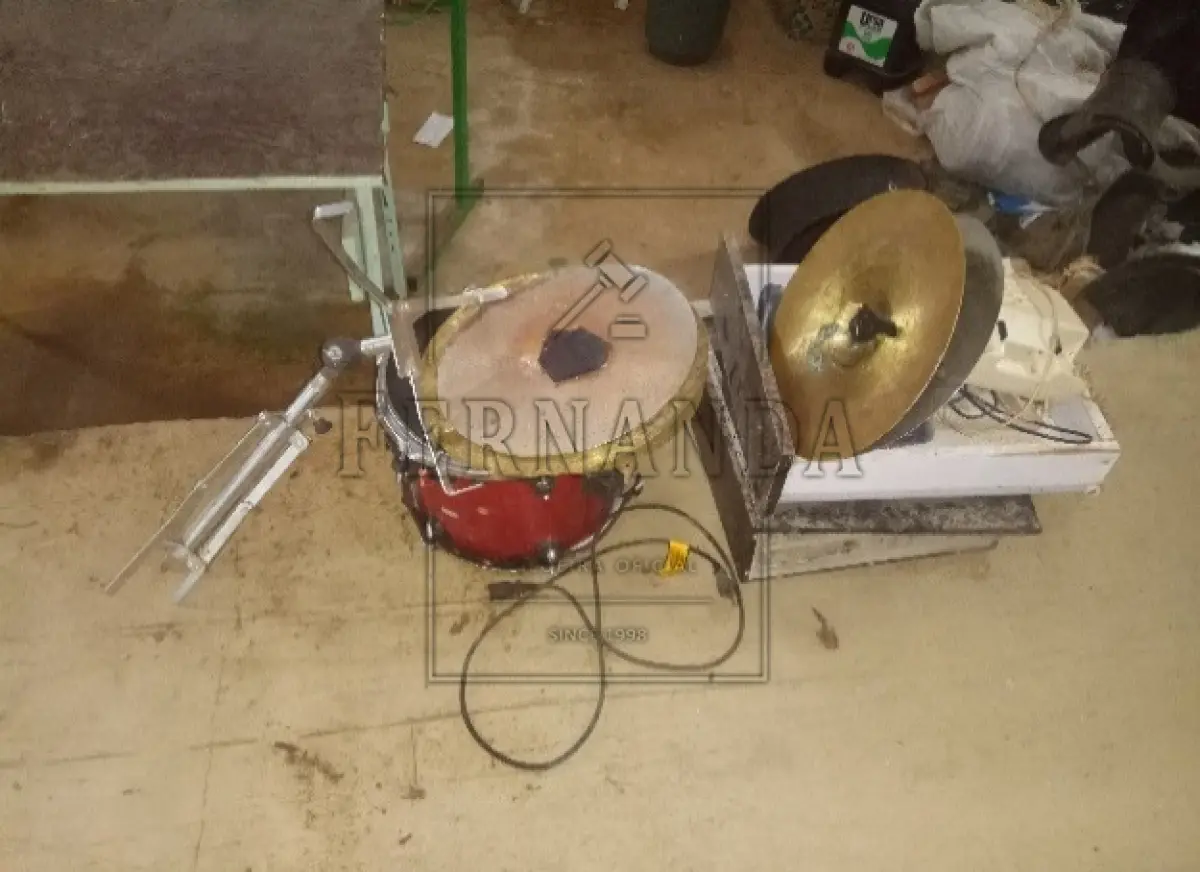 LOTE 031 - Sucatas de móveis diversos, brinquedos, instrumentos musicais, etc.