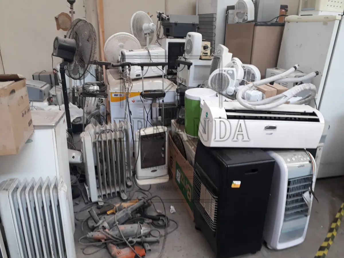 LOTE 023 - Lote composto por ar condicionado, aquecedores, ventiladores, enceradeiras, lixadeiras, cafeteiras, geladeiras, microondas, base de galão de água