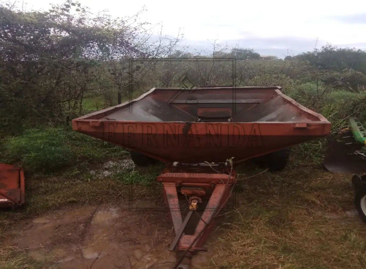 LOTE 024 - Um carreta distribuidora, acionada por trator, marca Dartenha