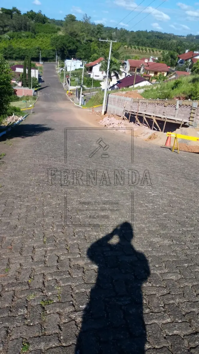 LOTE 001 - HARMONIA/RS - VENDA-DIRETA: TERRENO EM HARMONIA/RS: Um terreno com a superfície de 1.678,06m², sem benfeitorias, situado na zona urbana da cidade de Harmonia, sem quarteirão formado, medindo e confortando-se: ao Norte, onde mede 80,80m, com Flávio Pedro Weber; ao Sul, onde mede 87,00m com Edgar Sost; a Oeste, onde mede 20,00 com Flavio Pedro Weber, e a Leste onde mede 21,00m com Wunibaldo Orth. Matrícula n° 20.636 do CRI de São Sebastião do Caí. ACEITA-SE PARCELAMENTO ATUALIZADO (ATÉ 15 VEZES). IMÓVEL AVALIADO EM R$270.000,00.