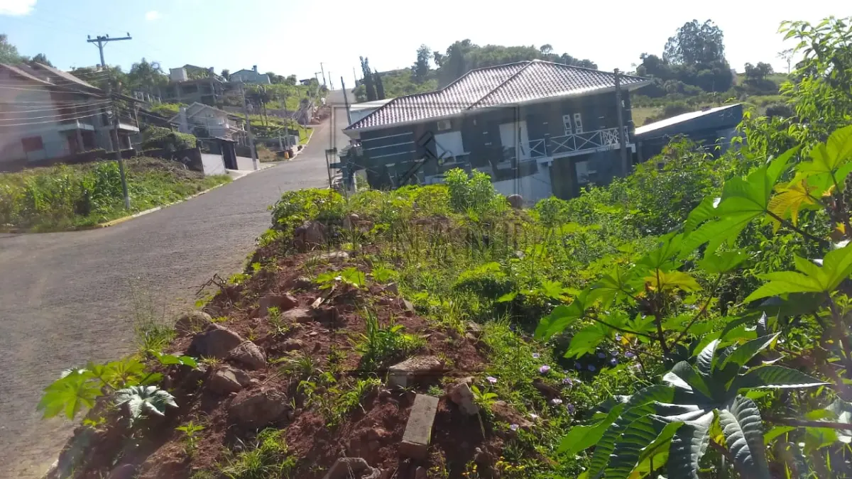 LOTE 001 - HARMONIA/RS - VENDA-DIRETA: TERRENO EM HARMONIA/RS: Um terreno com a superfície de 1.678,06m², sem benfeitorias, situado na zona urbana da cidade de Harmonia, sem quarteirão formado, medindo e confortando-se: ao Norte, onde mede 80,80m, com Flávio Pedro Weber; ao Sul, onde mede 87,00m com Edgar Sost; a Oeste, onde mede 20,00 com Flavio Pedro Weber, e a Leste onde mede 21,00m com Wunibaldo Orth. Matrícula n° 20.636 do CRI de São Sebastião do Caí. ACEITA-SE PARCELAMENTO ATUALIZADO (ATÉ 15 VEZES). IMÓVEL AVALIADO EM R$270.000,00.