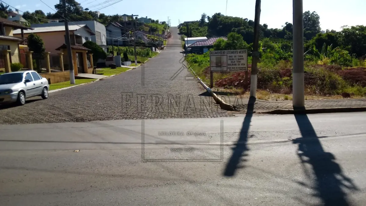 LOTE 001 - HARMONIA/RS - VENDA-DIRETA: TERRENO EM HARMONIA/RS: Um terreno com a superfície de 1.678,06m², sem benfeitorias, situado na zona urbana da cidade de Harmonia, sem quarteirão formado, medindo e confortando-se: ao Norte, onde mede 80,80m, com Flávio Pedro Weber; ao Sul, onde mede 87,00m com Edgar Sost; a Oeste, onde mede 20,00 com Flavio Pedro Weber, e a Leste onde mede 21,00m com Wunibaldo Orth. Matrícula n° 20.636 do CRI de São Sebastião do Caí. ACEITA-SE PARCELAMENTO ATUALIZADO (ATÉ 15 VEZES). IMÓVEL AVALIADO EM R$270.000,00.