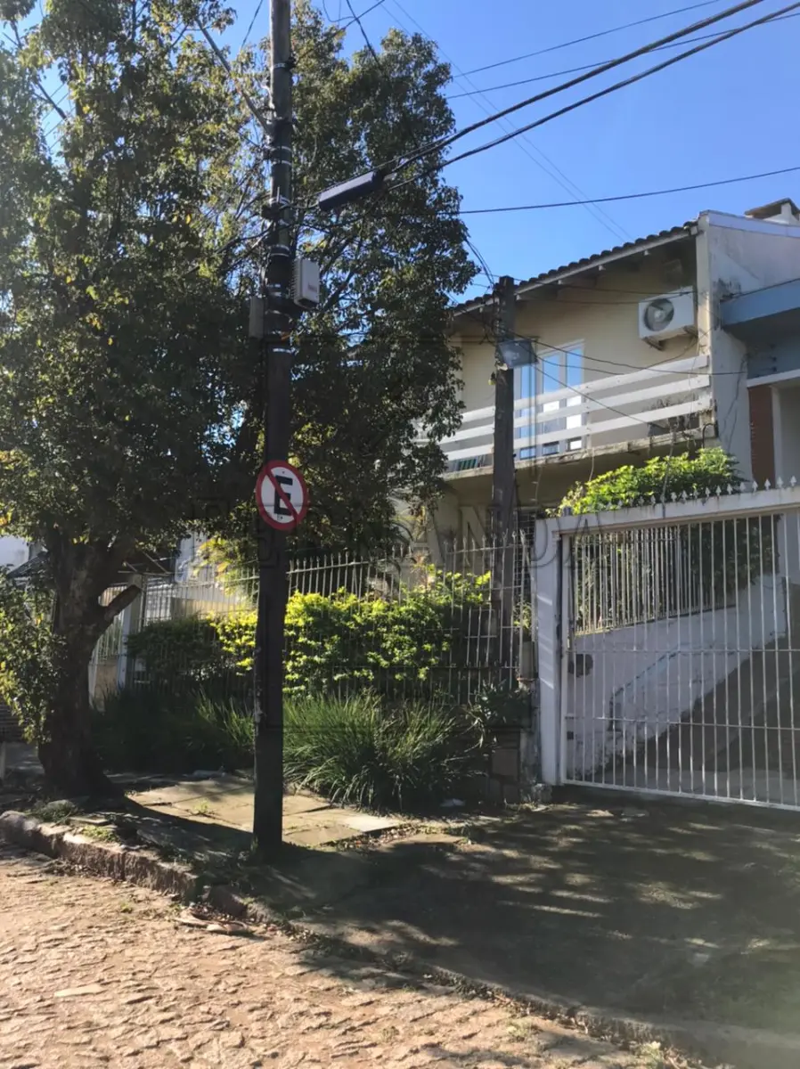 LOTE 004 - Imóvel localizado na Rua Alves Torres n°47, São Caetano, Porto Alegre/RS. Imóvel de matrícula n°75.742 do 3° Registro de Imóveis de Porto Alegre. Imóvel avaliado em R$ 600.000,00.2°Leilão. Imóvel Ocupado.