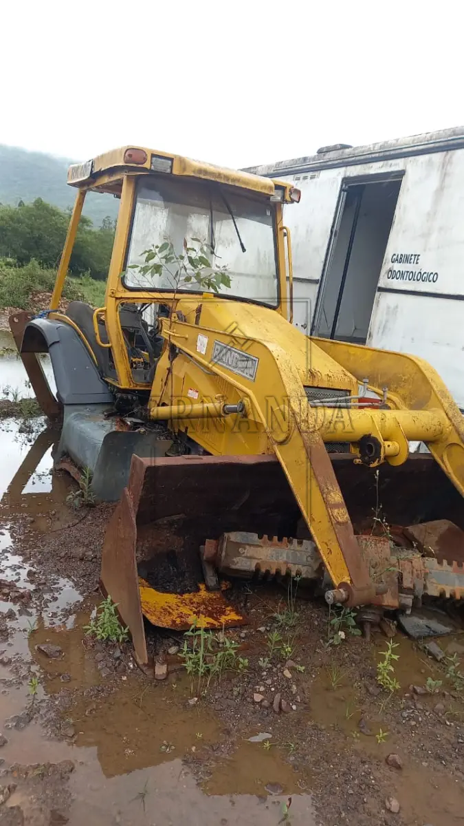 LOTE 010 - Retroescavadeira Randon, Modelo RK-406B . Avaliado em R$ 6.800,00.