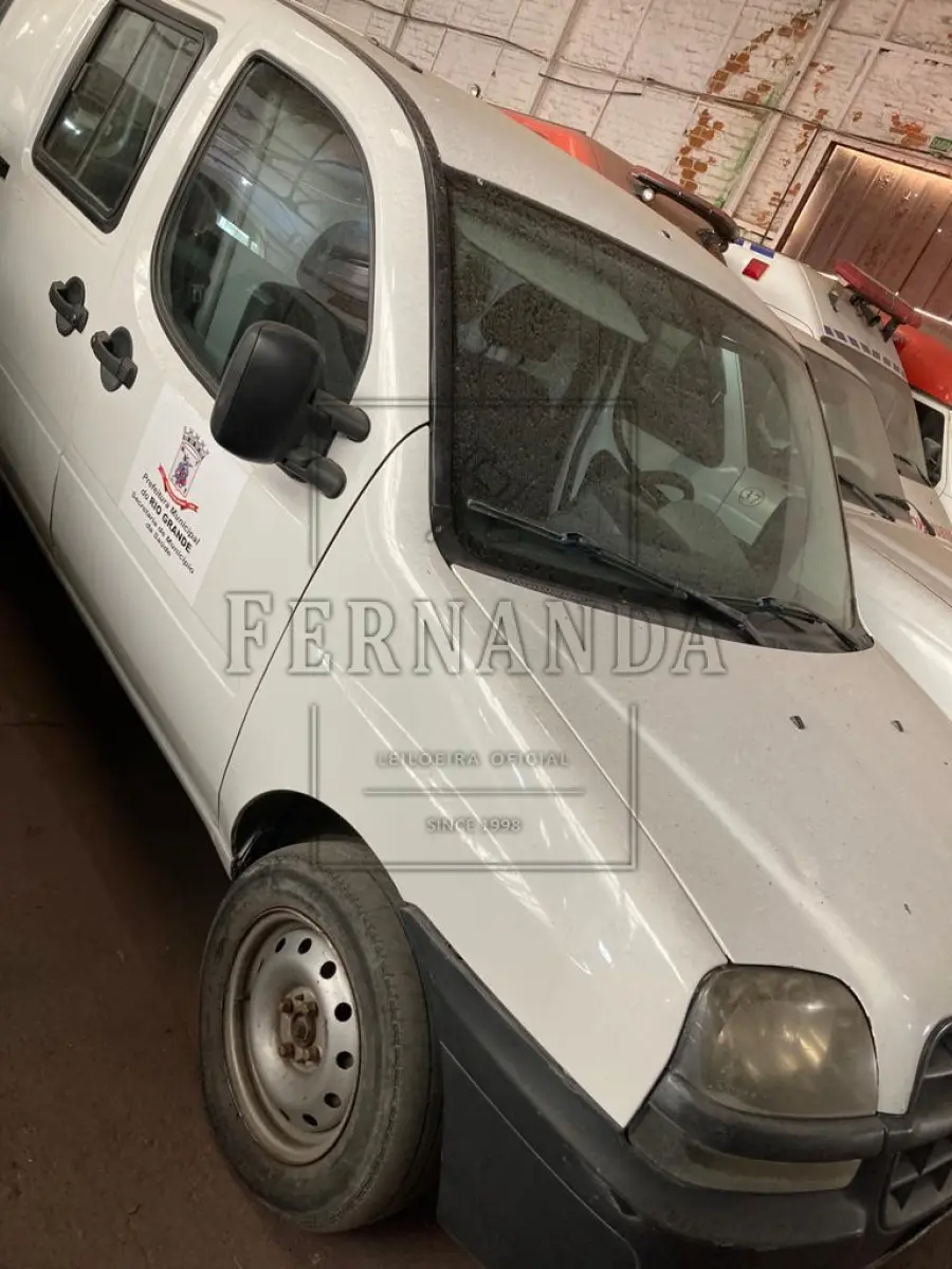 LOTE 014 - Fiat Doblo SITNEI MED, 2009/2009 placa IQH9200. Veículo com Multa R$ 1.467,35. Avaliado em R$ 3.200,00.