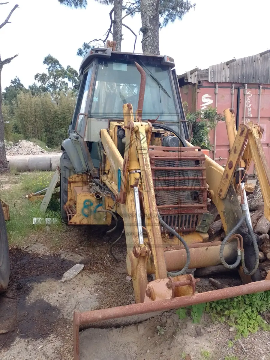 LOTE 079 - RETRO CASE MA580L, Placa IJO9638. Avaliado em R$ 50,00.