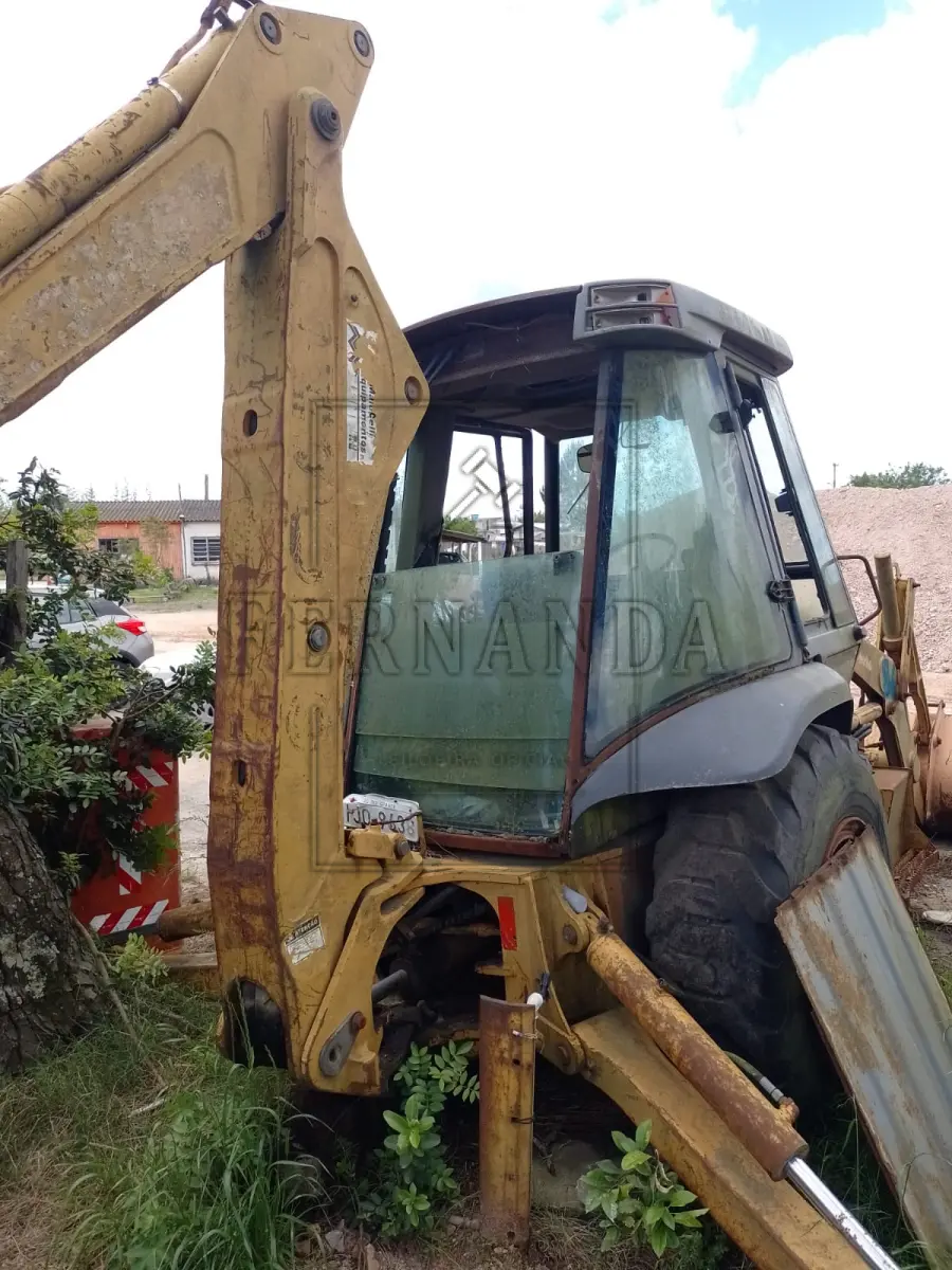 LOTE 079 - RETRO CASE MA580L, Placa IJO9638. Avaliado em R$ 50,00.
