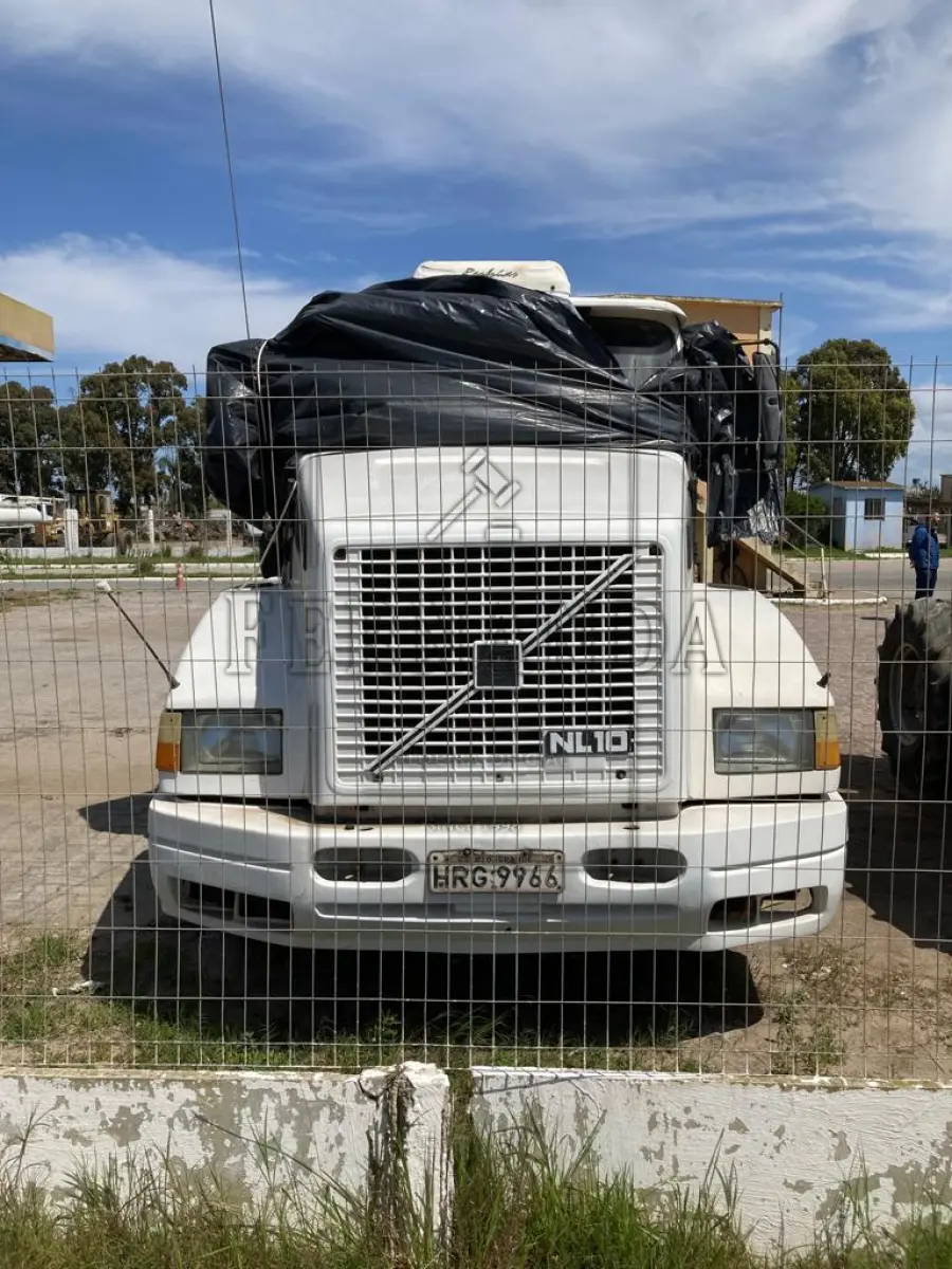 LOTE 023 - Caminhão Volvo NL 10 340 4x2, 1994/1994, placa HRG9966. Avaliado em R$ 10.500,00.