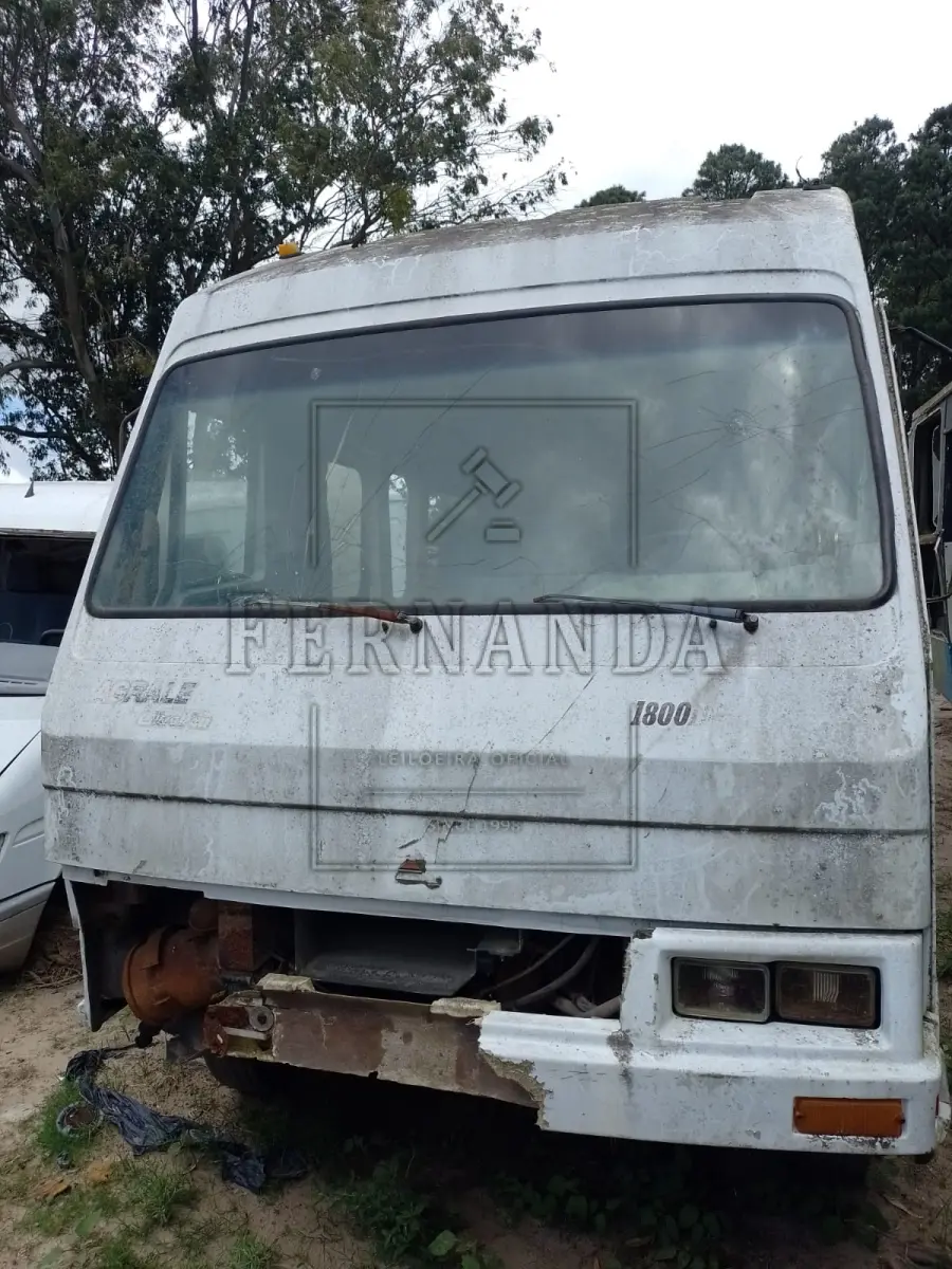 LOTE 055 - VAN/AGRALE ULTRAVAN FIBRA, 1995/1995, Placa IED4577. Avaliada em R$ 80,00.