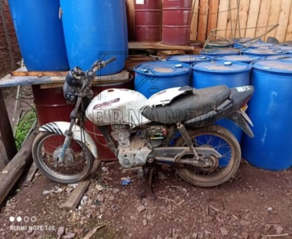 LOTE 004 - Moto CG 125 Cargo, Ano/Modelo 2002/2003, Placa: IKY1180. Avaliado em R$ 500,00.
