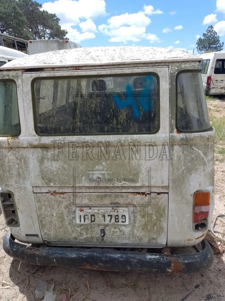 LOTE 051 - VW/ KOMBI ,1993/1993, Placa IFD-1789. Avaliado em R$ 80,00.