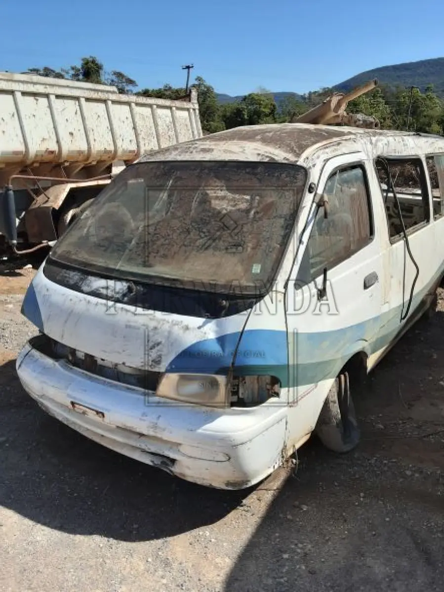 LOTE 005 - Microonibus I/Kia Besta 12P GS, Ano/Modelo 2000/2000, Placa: IJM-9636. Avaliado em R$ 1.800,00.