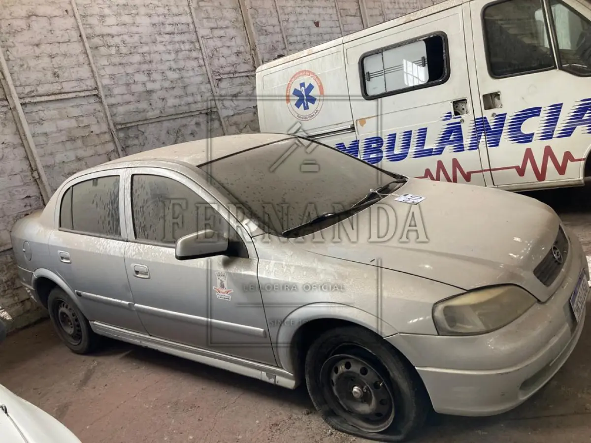 LOTE 010 - GM/ Astra GLS, 2000/2000, placa MKS0i80. Avaliado em R$ 3.500,00.