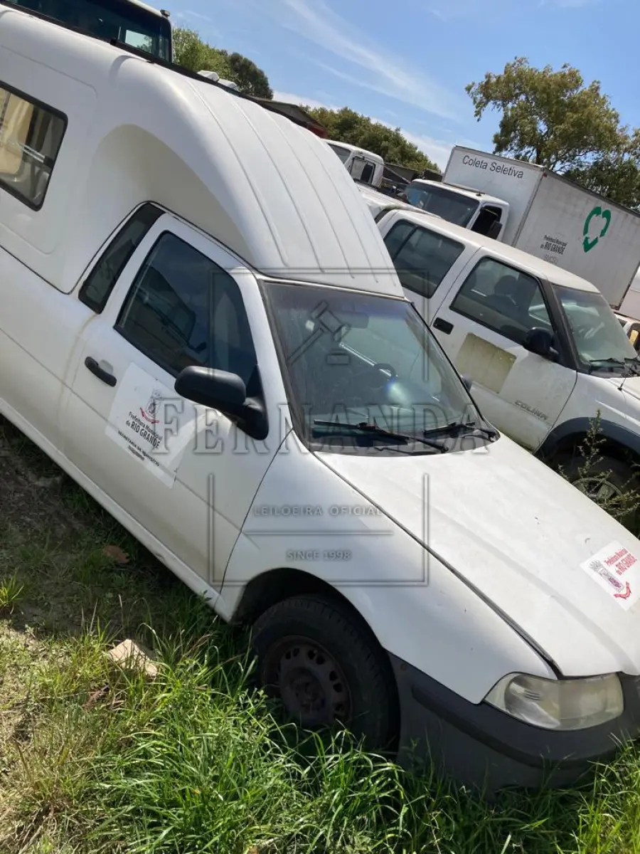 LOTE 021 - VW/ Saveiro/ Ambulância 1.6 2002/2003, Placa IKZ0821. Avaliado em R$ 600,00.