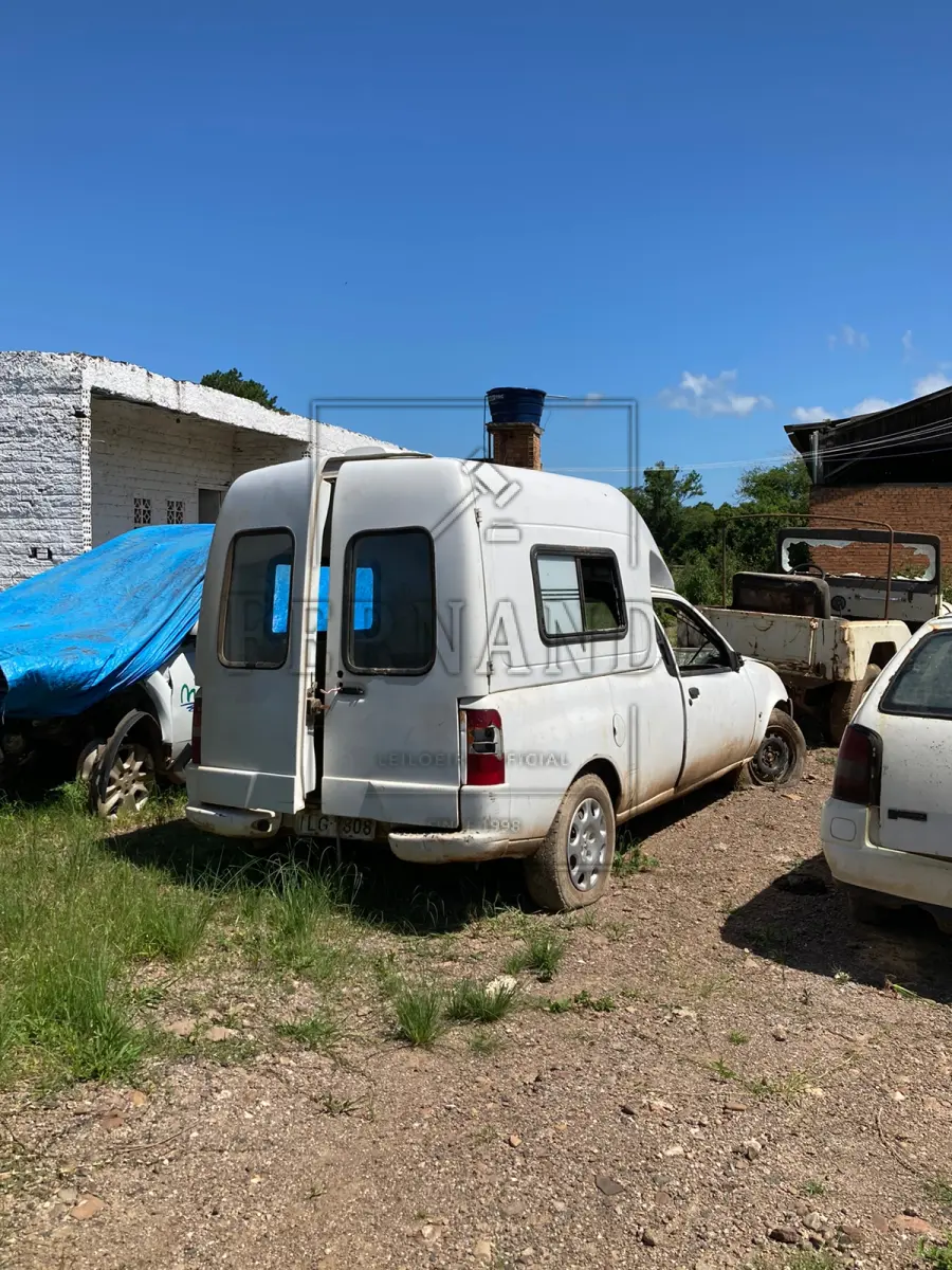 LOTE 007 - Caminhonete / Ambulância, Ford/ Courier 1.6L, Ano/Modelo 2003/2003, Placa: ILG-7808. Avaliado em R$ 3.900,00.