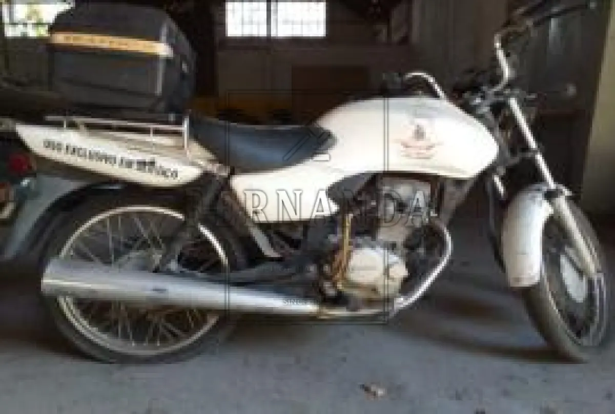 LOTE 004 - Honda/CG 125 Cargo, 2002/2002, placa IKR5544. Avaliada em R$ 300,00.