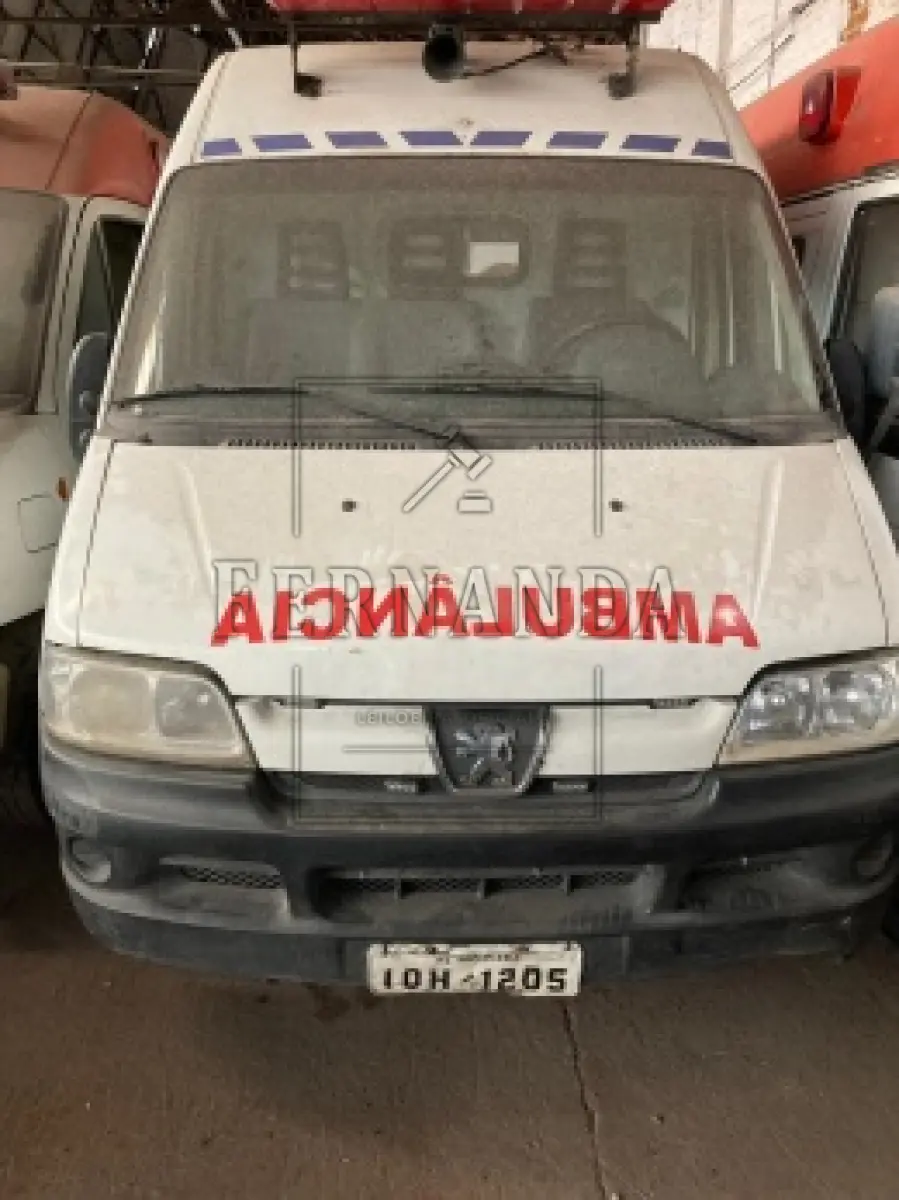 LOTE 015 - Ambulância Van/Peugeot, Boxer Marinar A, 2007/2008, placa IOH1205. Veículo com Multa R$ 85,12. Avaliado em R$500,00.