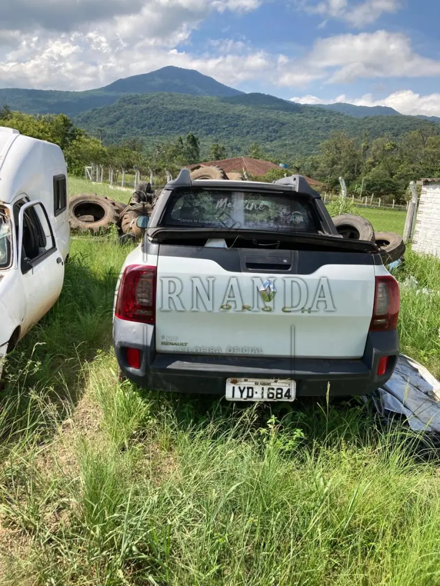 LOTE 002 - Renault/ Oroch EXP 16 SCE, Ano/Modelo 2017/ 2018, Placa: IYD-1684. Avaliado em R$ 15.500,00.