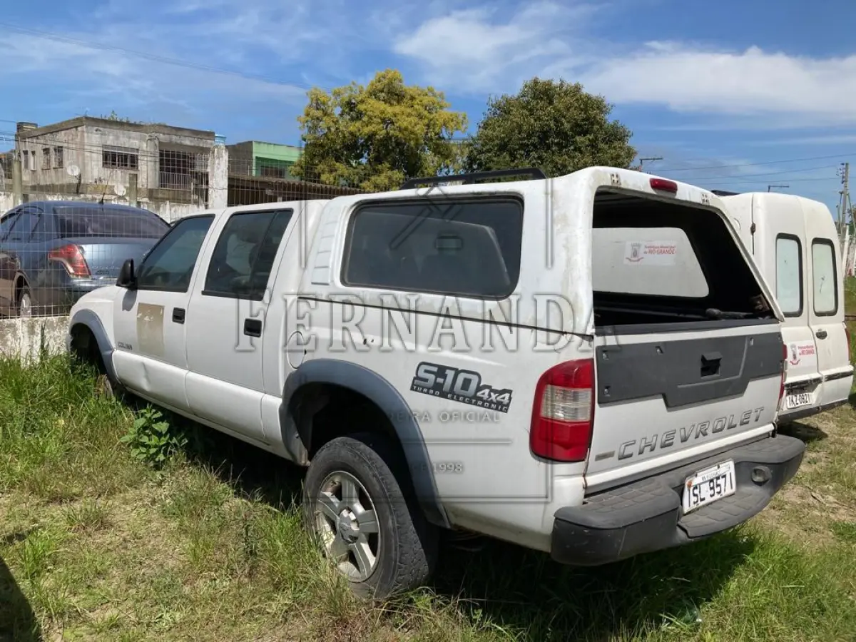 LOTE 020 - Chevrolet S-10 colina D 4x4, 2011, placas ISL9571. Avaliado em R$ 7.000,00.