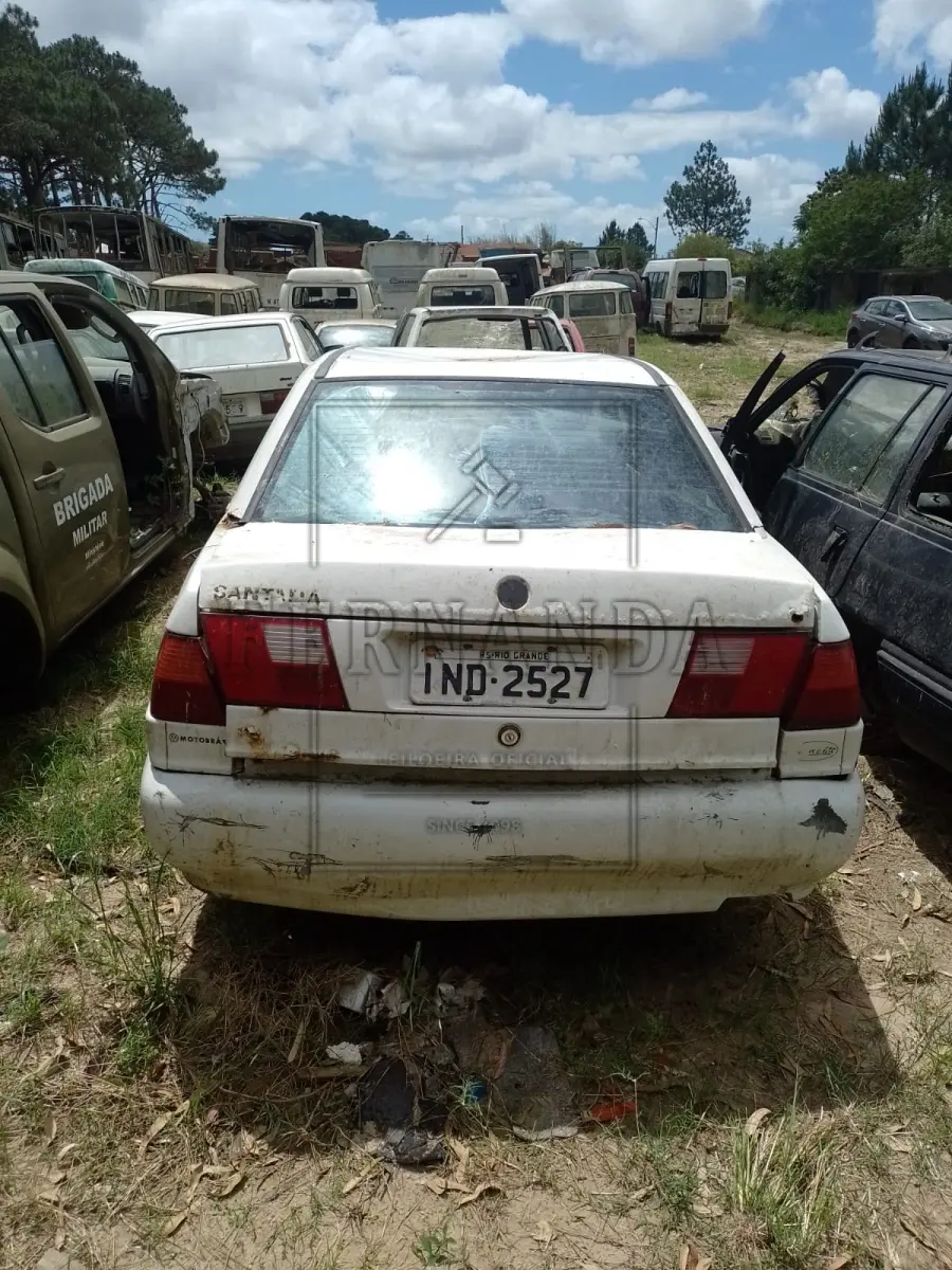 LOTE 027 - VW/SANTANA, 2006/2006,  Placa IND2527. Avaliado em R$ 50,00.