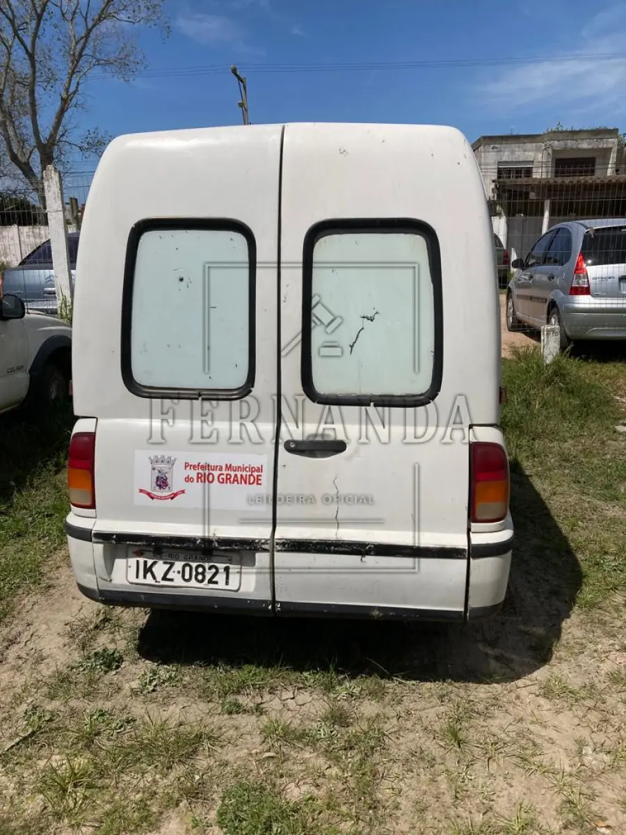 LOTE 021 - VW/ Saveiro/ Ambulância 1.6 2002/2003, Placa IKZ0821. Avaliado em R$ 600,00.