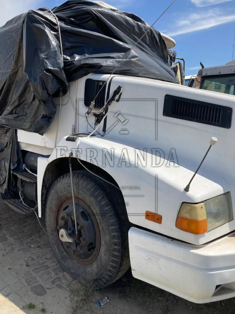 LOTE 023 - Caminhão Volvo NL 10 340 4x2, 1994/1994, placa HRG9966. Avaliado em R$ 10.500,00.