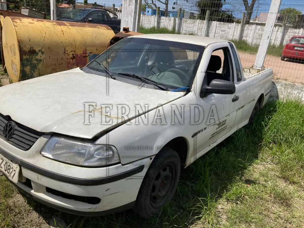 LOTE 019 - VW/ Saveiro Amb. 1.6, 2002/2003, placas IKZ0827. Avaliado em R$ 600,00.