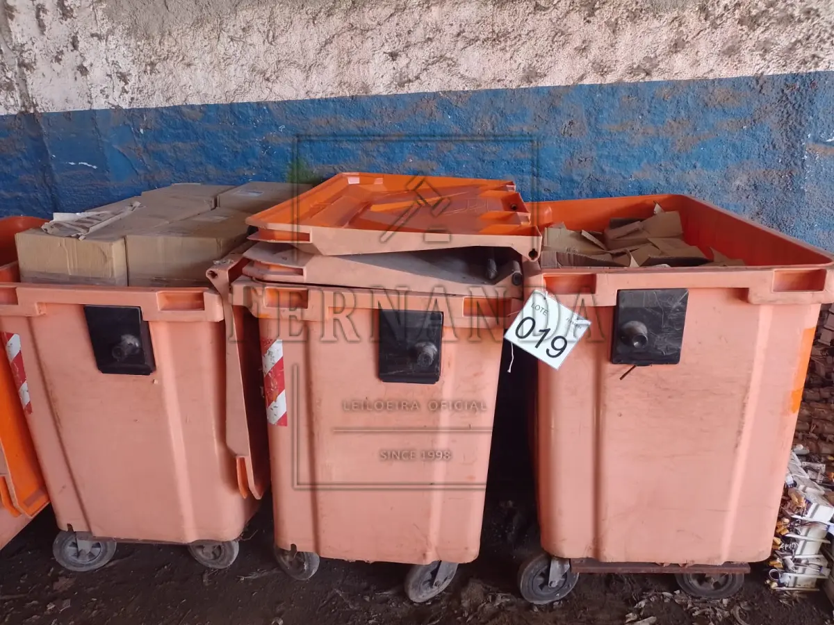 LOTE 019 - Lote composto por lâmpadas diversas 70,100, 150 e 250 amperes. Avaliado em R$ 170,00.