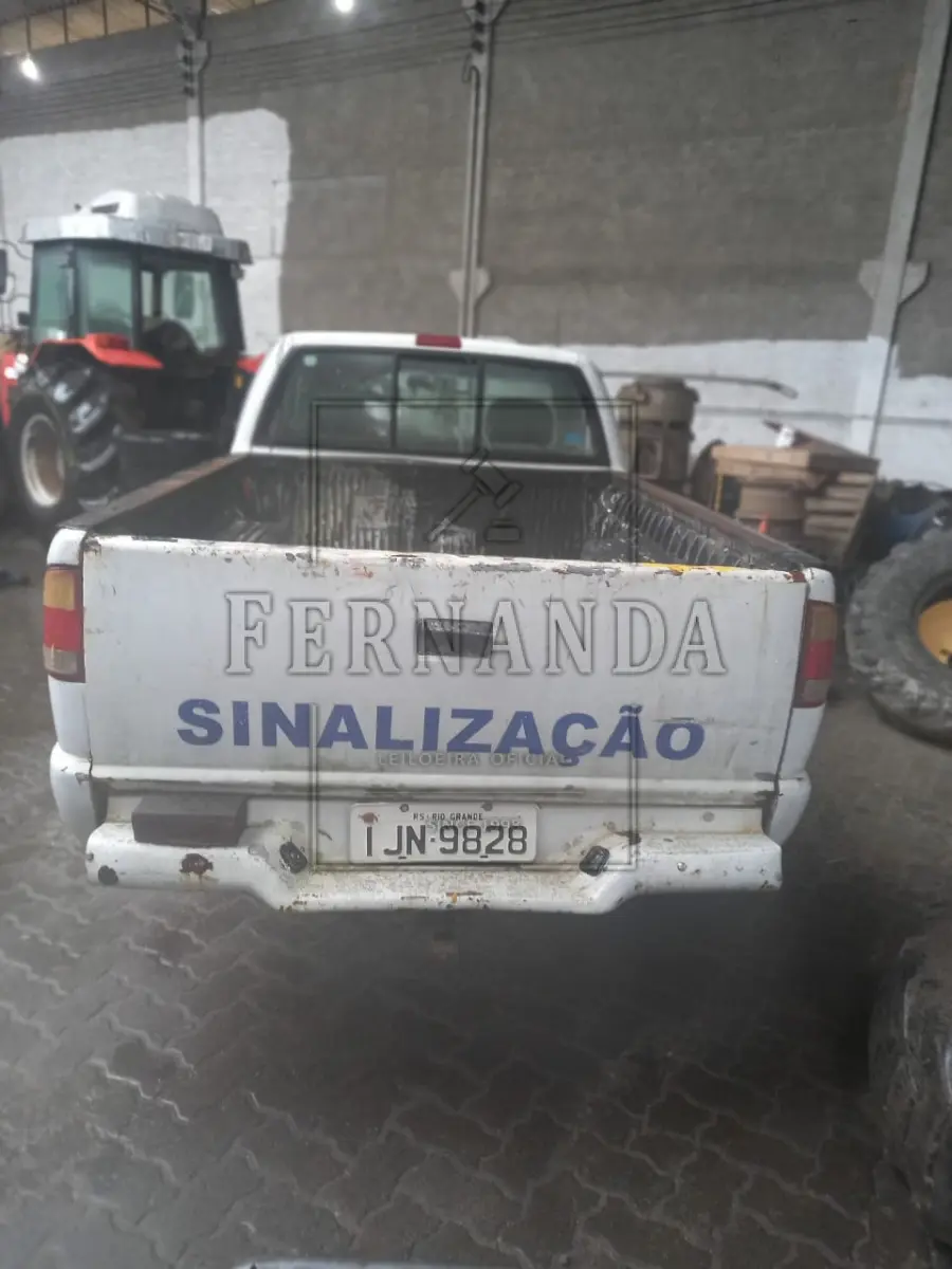 LOTE 059 - Veículo GM/S10 2.2S, ano/modelo 2000/2000, placa IJN9828. Avaliado em R$ 2.800,00.