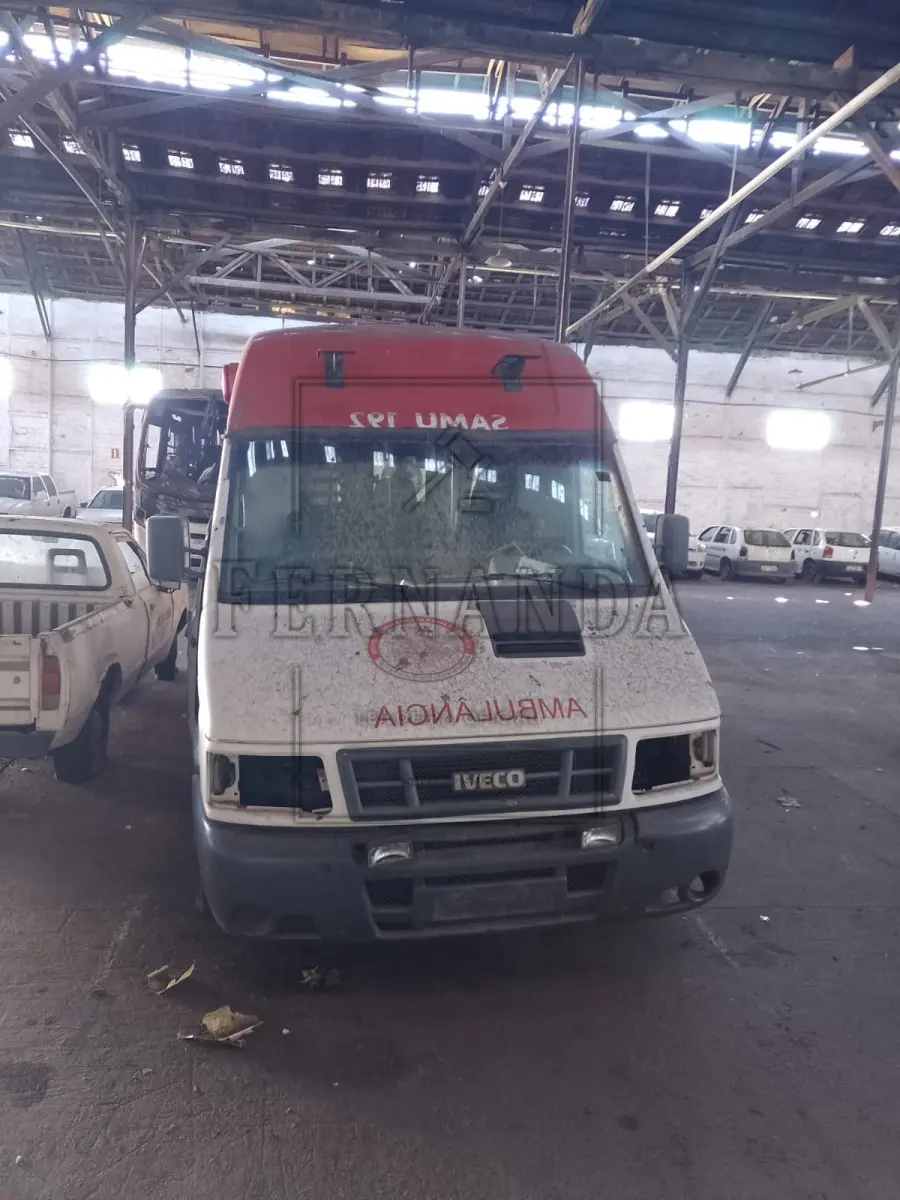 LOTE 035 - SUCATA Veículo Iveco/Daily 13 Rontam Ambulância, ano/modelo 2007/2007. EXCLUSIVO PARA CDV. Avaliada em R$ 1.000,00.