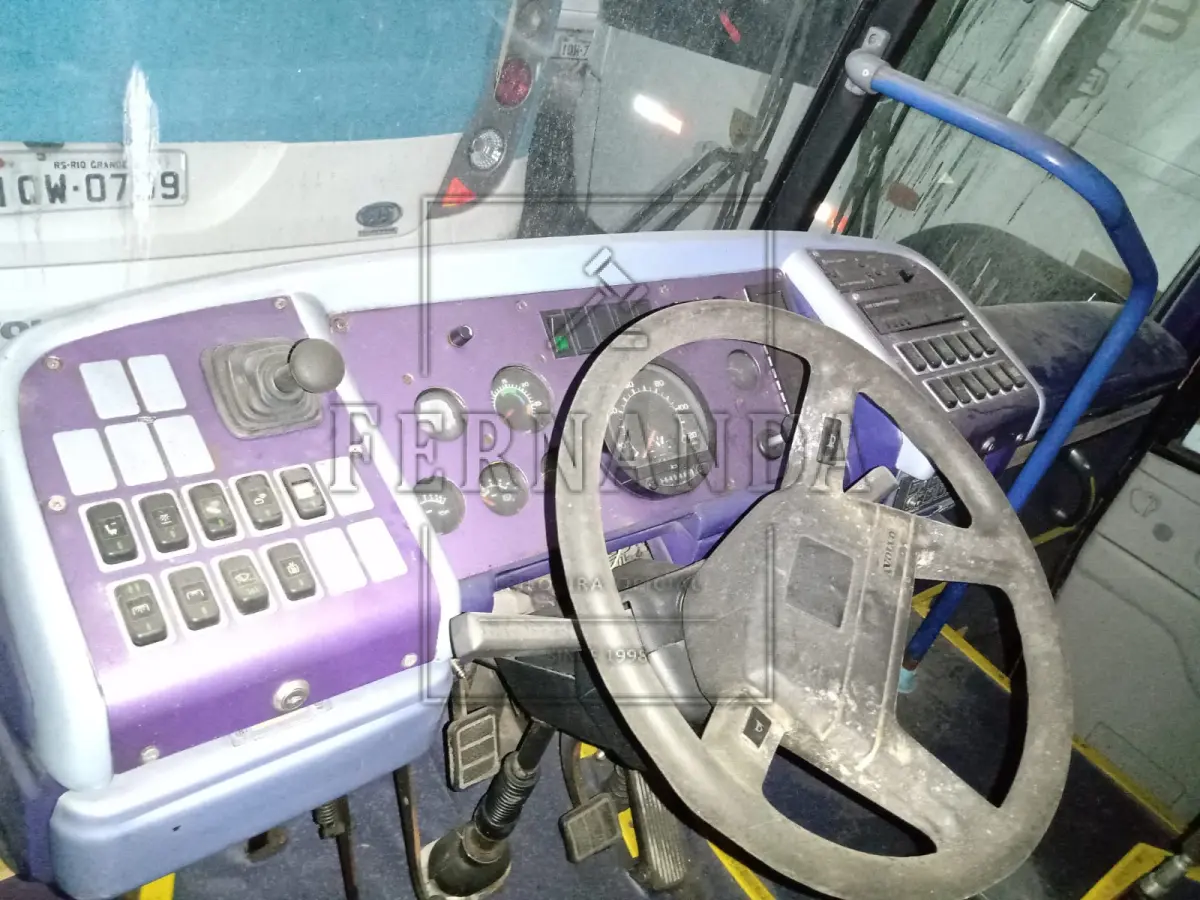 LOTE 054 - Ônibus Volvo/ Marcopolo Paradiso GVR, ano/modelo 1999/2000, placa IJF9690. Avaliado em R$ 40.000,00.