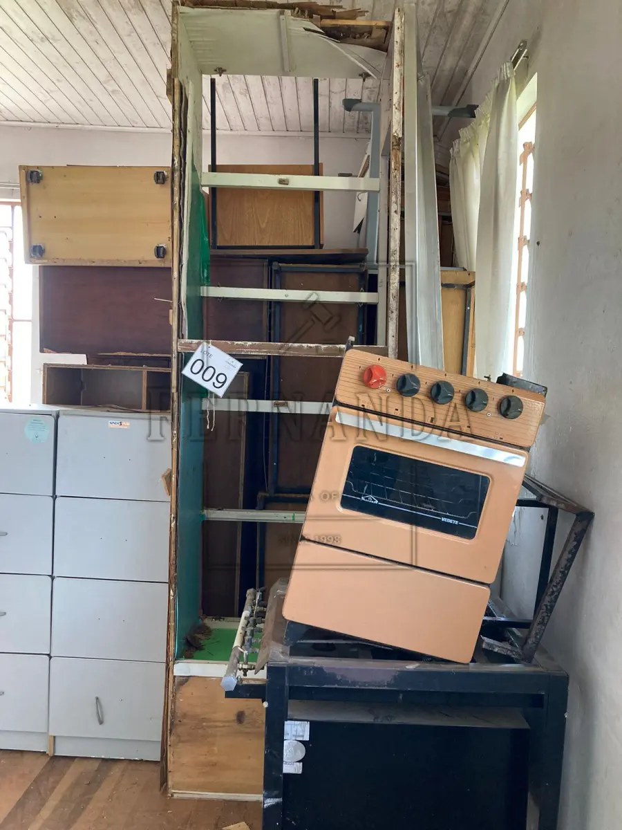 LOTE 009 - Lote composto por móveis. Avaliado em R$ 150,00