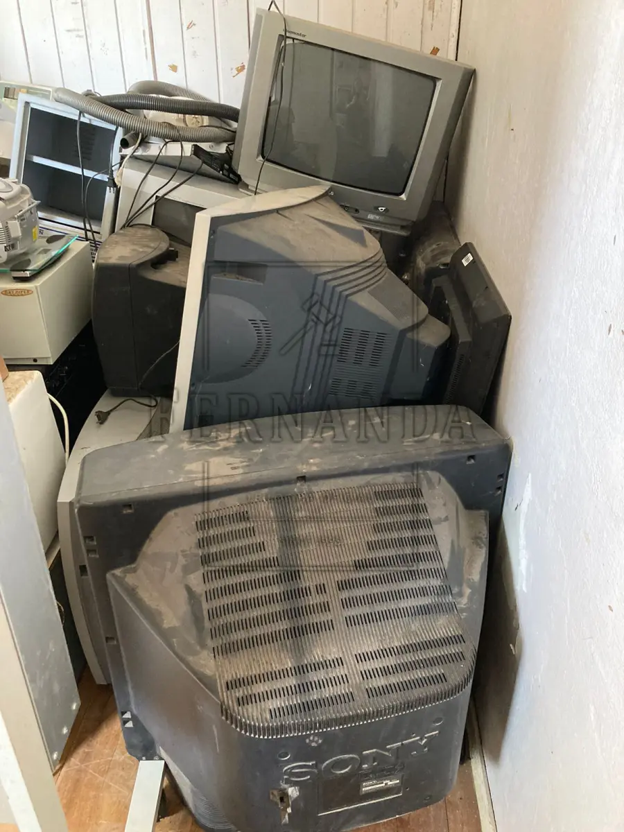 LOTE 007 - Lote de equipamentos elétricos / eletrônicos. Avaliado em R$ 260,00.