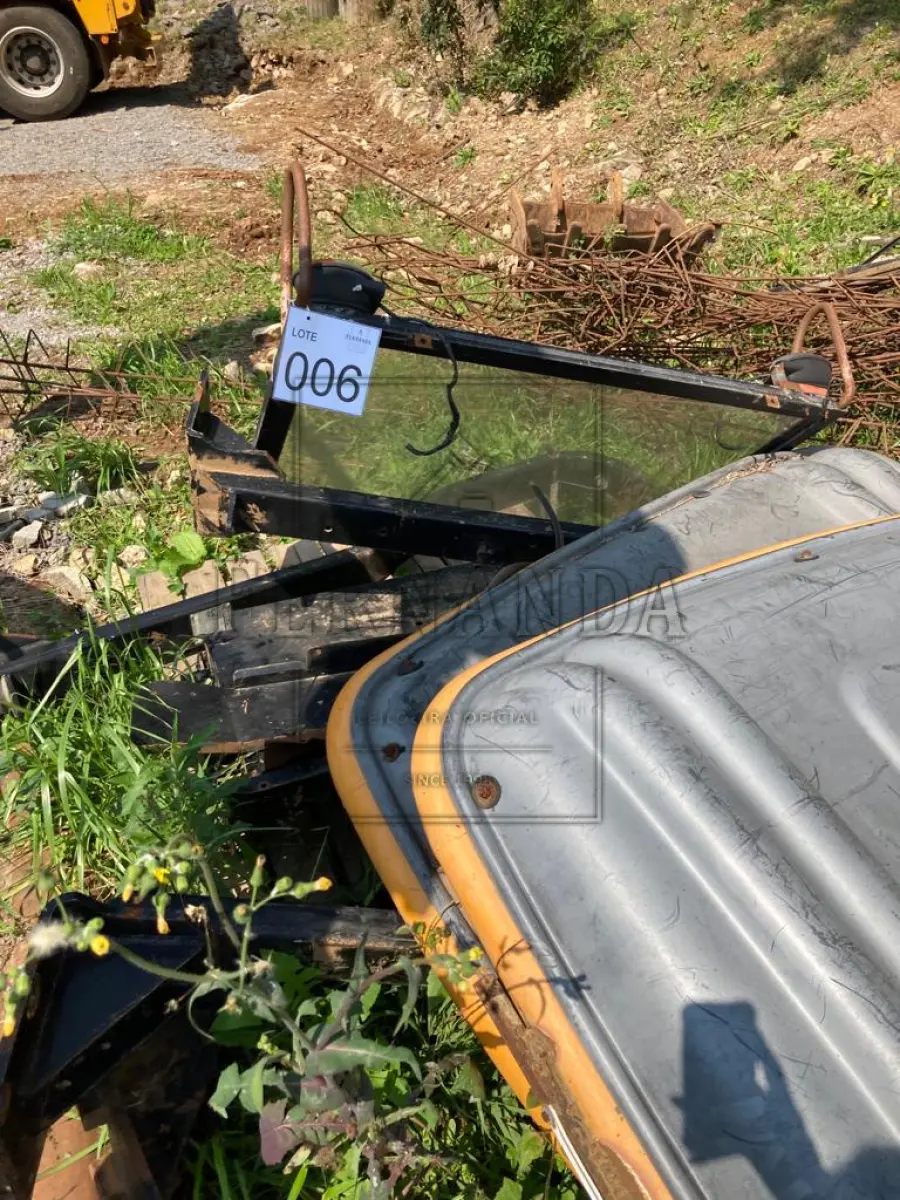 LOTE 006 - Capota para trator Valtra A950, 02 unidades. Avaliado em R$ 470,00.