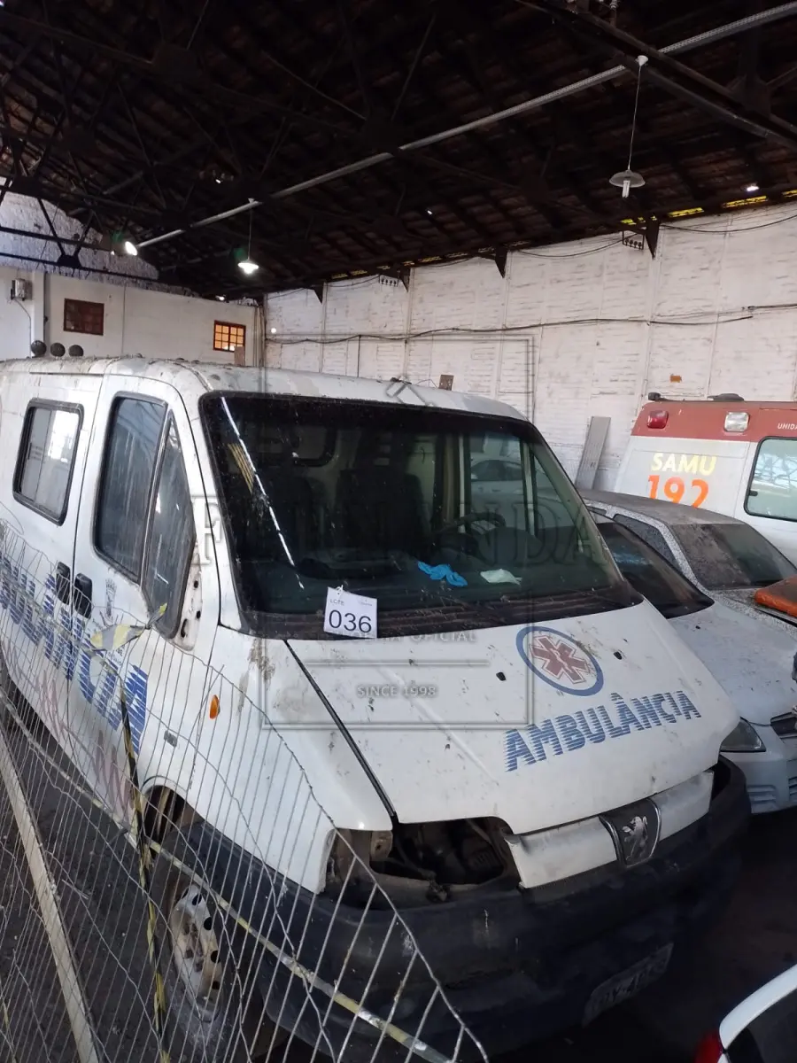 LOTE 036 - Veículo Peugeot/ Box Transfrom A, ano/modelo 2010/2010, placa IQY4859. Avaliada em R$ 5.200,00.