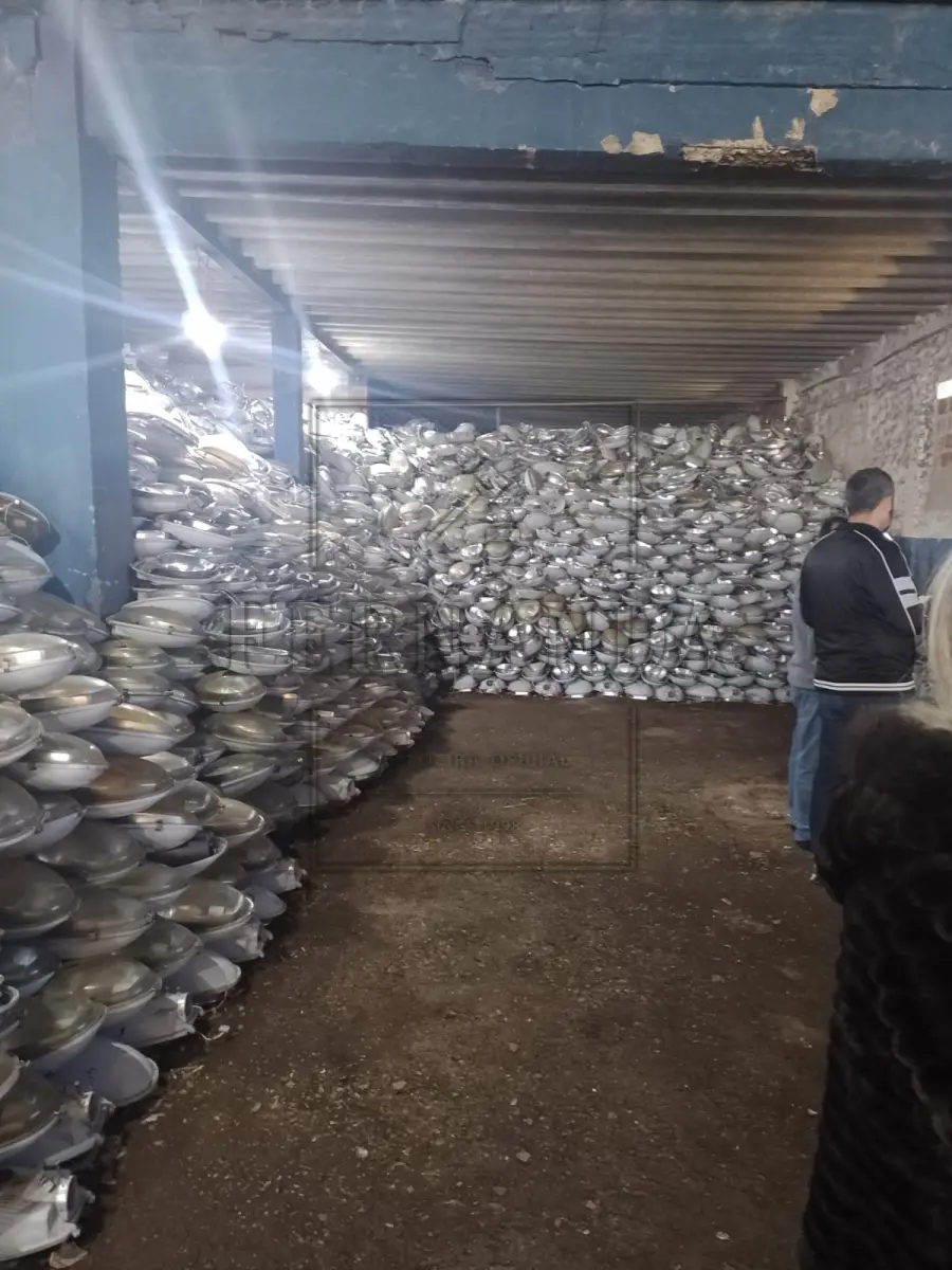 LOTE 015 - Lote composto por luminárias diversas. Avaliado em R$ 800,00.
