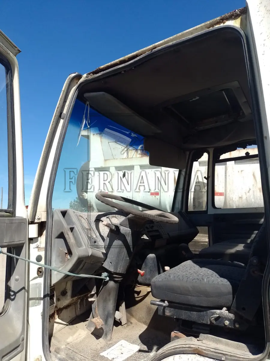 LOTE 039 - Caminhão Ford/Cargo 1415, ano/modelo 1998/1998, placa IIS6784. Avaliado em R$ 8.000,00.