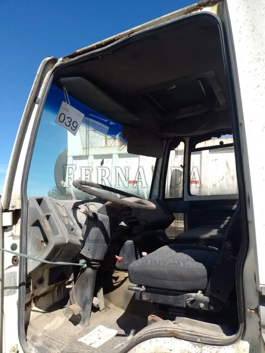 LOTE 039 - Caminhão Ford/Cargo 1415, ano/modelo 1998/1998, placa IIS6784. Avaliado em R$ 8.000,00.