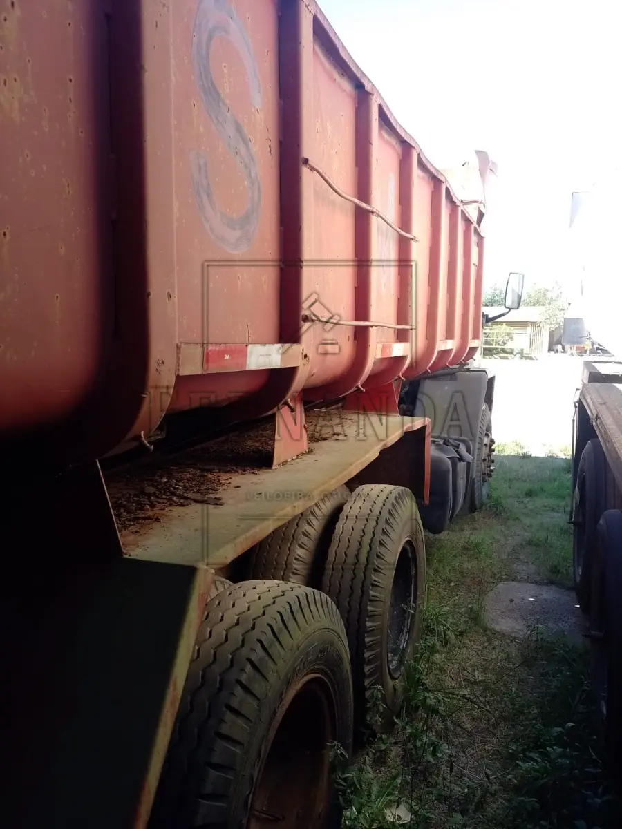 LOTE 039 - Caminhão Ford/Cargo 1415, ano/modelo 1998/1998, placa IIS6784. Avaliado em R$ 8.000,00.