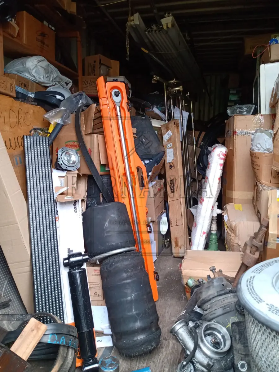 LOTE 057 - Lote com ferramentas, peças novas e usadas diversas de ônibus. NÃO INCLUI O CONTAINER. Avaliado em R$ 3.000,00.