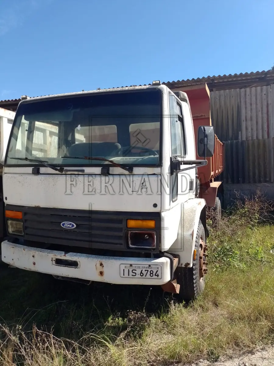 LOTE 039 - Caminhão Ford/Cargo 1415, ano/modelo 1998/1998, placa IIS6784. Avaliado em R$ 8.000,00.